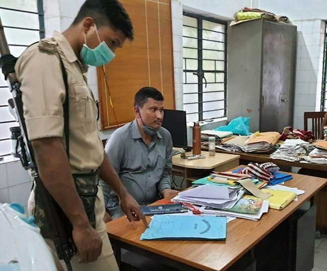 सिविल सर्जन का हेड क्लर्क घूस लेते रंगे हाथ गिरफ्तार.. जानिए पूरा मामला |  Nalanda Live